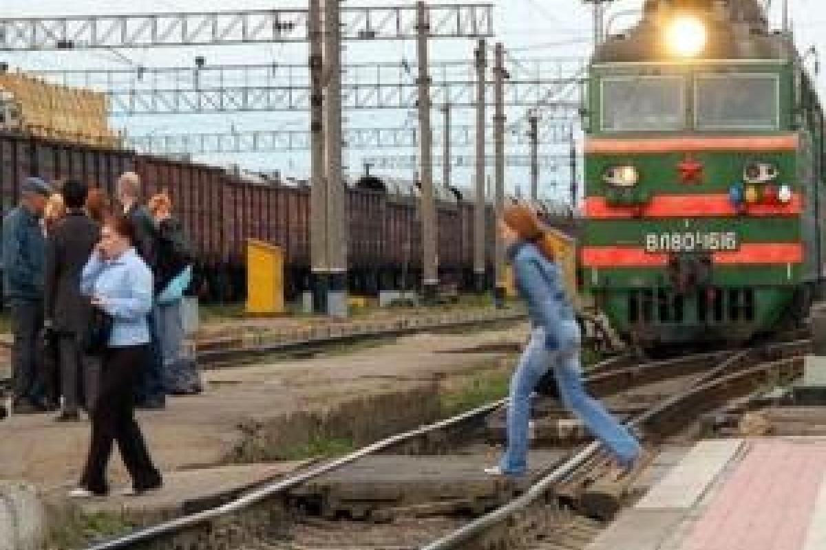 В России женщина трагически погибла под колесами поезда из-за громкой музыки в наушниках В России женщина трагически погибла под колесами поезда из-за громкой музыки в наушниках