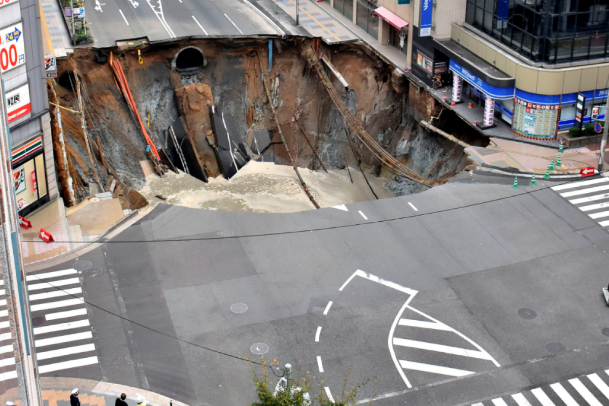 В Японии на глазах у людей четырехполосное шоссе провалилось под землю: опубликовано видео В Японии на глазах у людей четырехполосное шоссе провалилось под землю: опубликовано видео