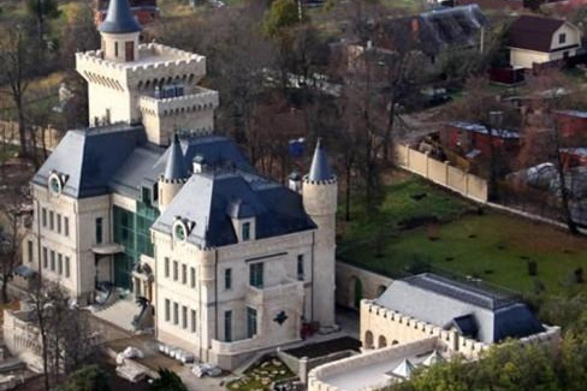 Возле особняка Пугачевой и Галкина задержали странную женщину в черном