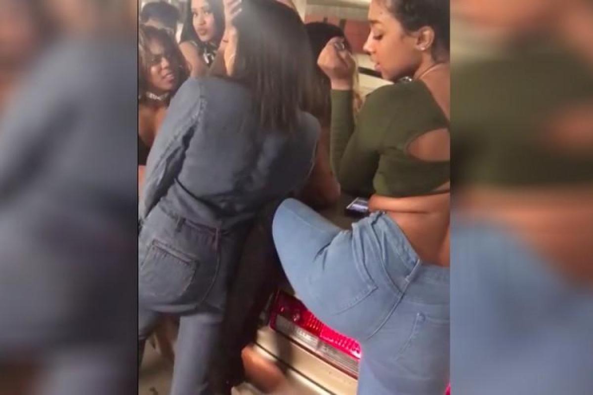 Новый флешмоб людей-манекенов захлестнул соцсети