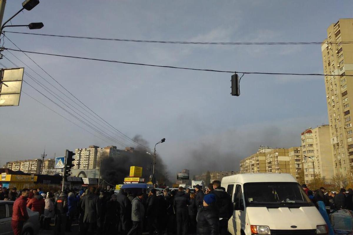 В Киеве новый протест: пикетирующие подожгли автомобильные шины В Киеве новый протест: пикетирующие подожгли автомобильные шины
