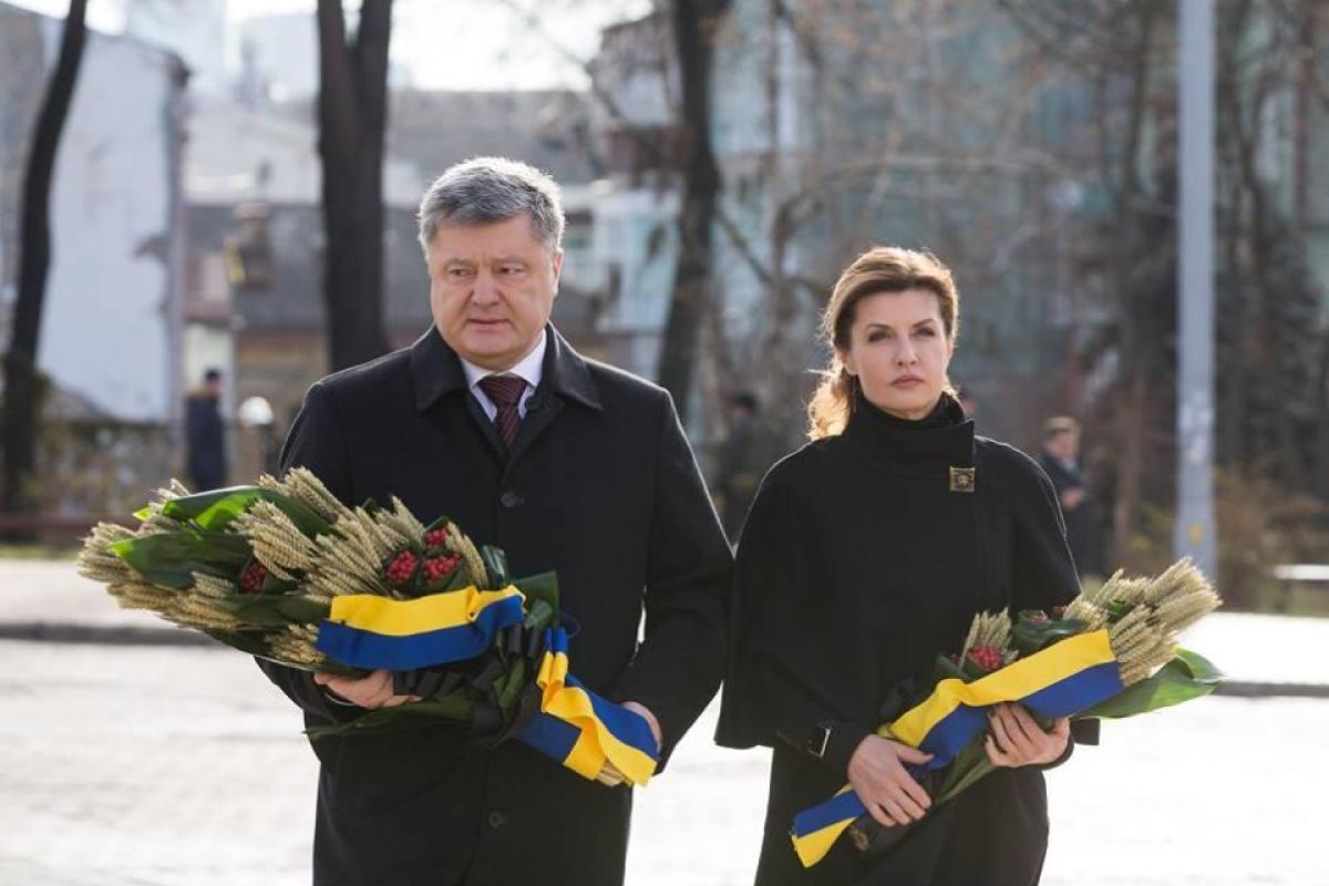 Порошенко с супругой преклонили колени перед памятью жертв Голодомора: опубликованы фото