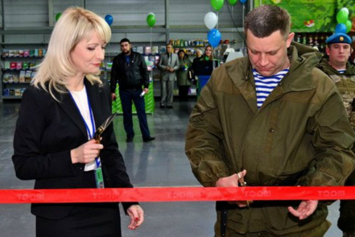 В сети высмеяли Захарченко, который торжественно открыл «отжатый» супермаркет