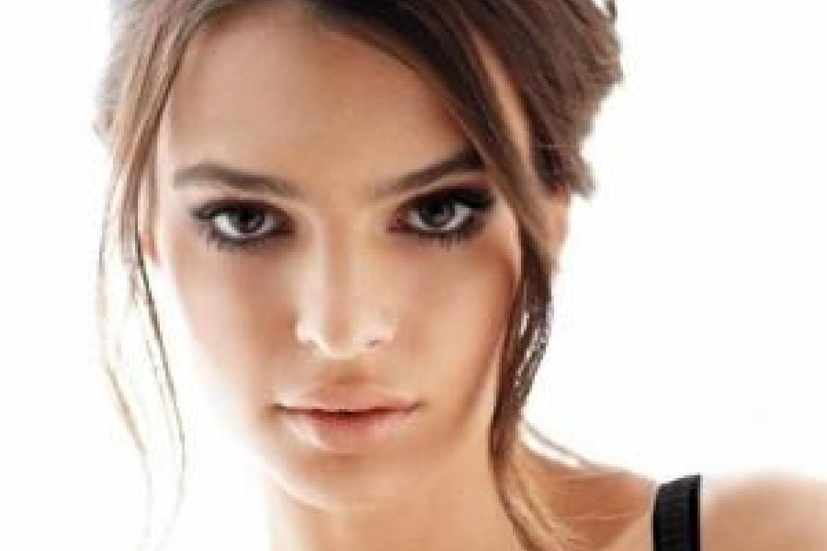 Модель Эмили Ратаковски "засветила" обнаженную грудь на пляже