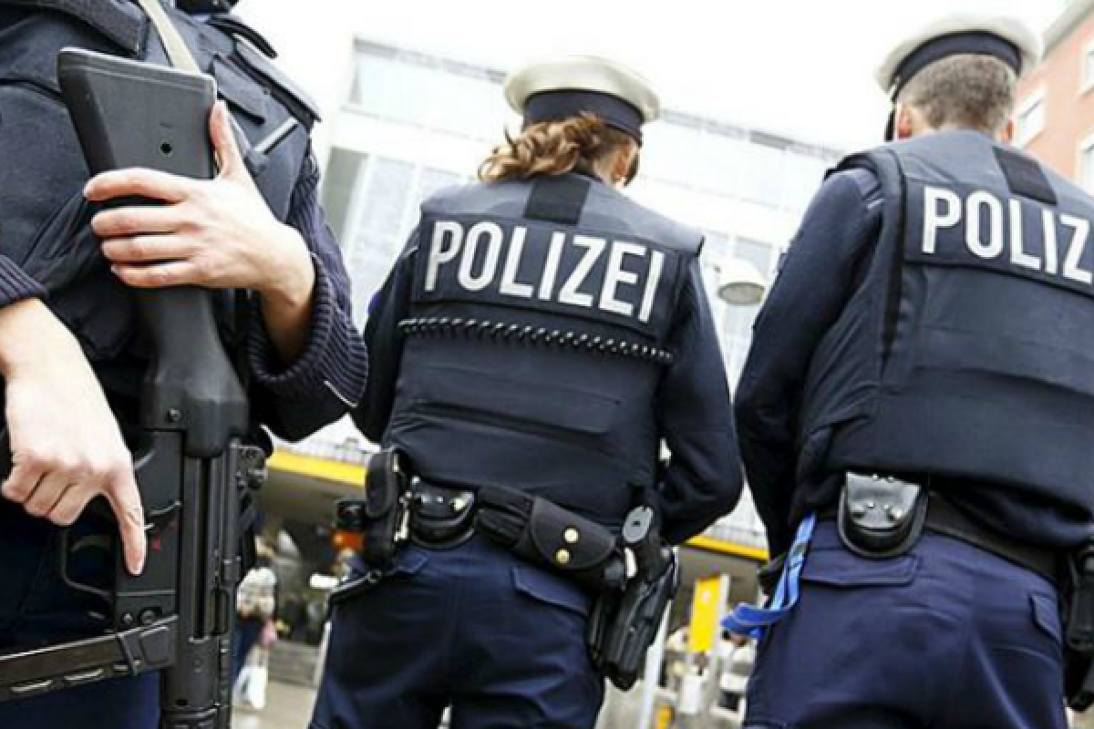 В Германии мужчине запретили учиться на полицейского из-за его видеороликов в соцсетях В Германии мужчине запретили учиться на полицейского из-за его видеороликов в соцсетях