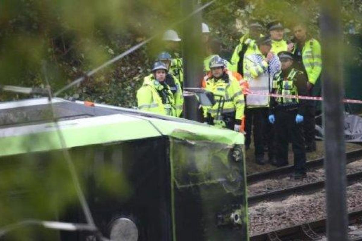 В Лондоне перевернулся трамвай: 5 погибших, десятки раненых В Лондоне перевернулся трамвай: 5 погибших, десятки раненых