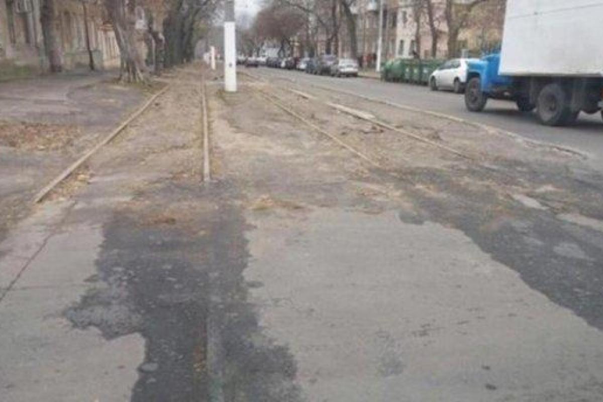 Одесские коммунальщики закатали в асфальт трамвайные рельсы Одесские коммунальщики закатали в асфальт трамвайные рельсы