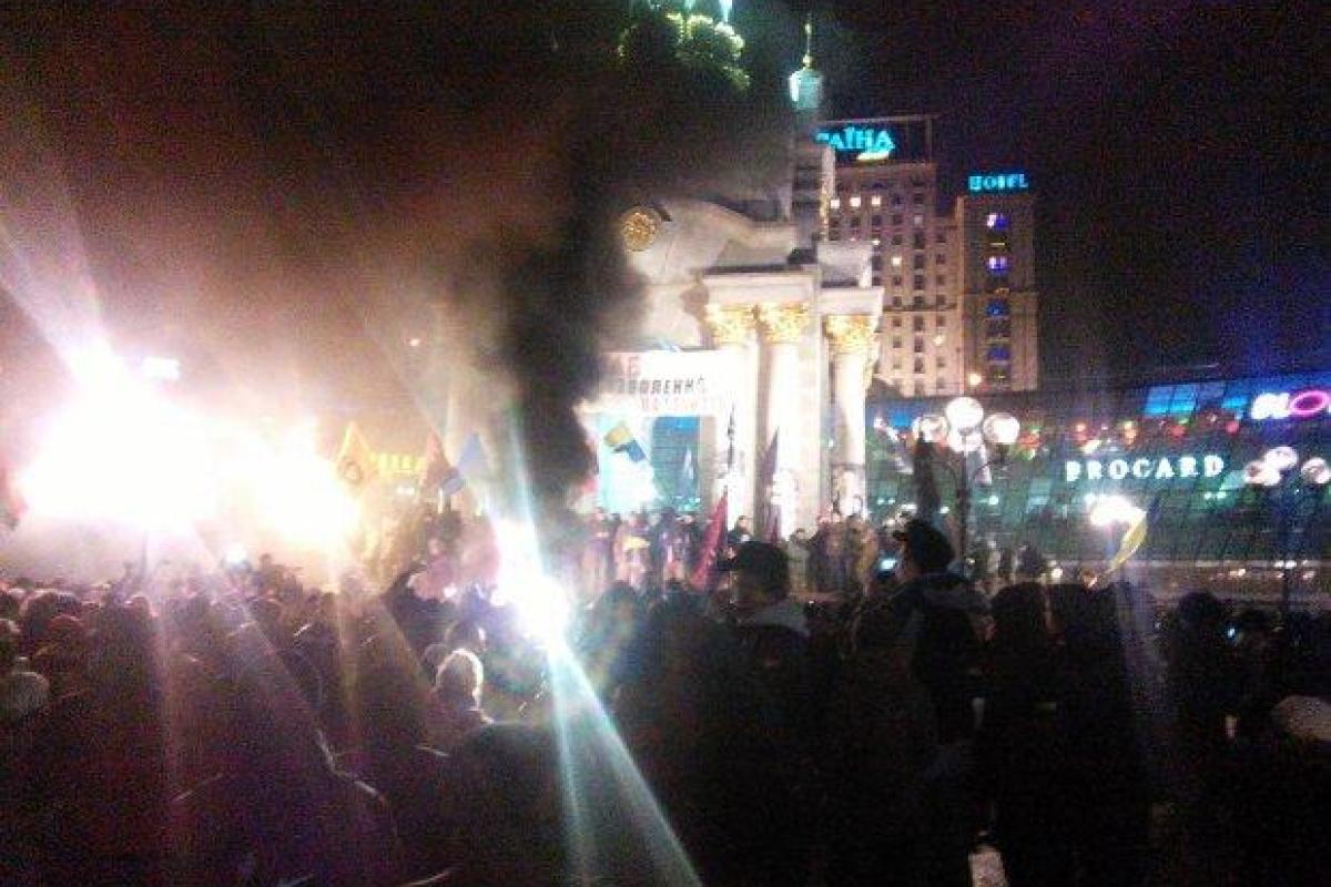 Майдан снова в дыму, активисты сносят шины и жгут файеры Майдан снова в дыму, активисты сносят шины и жгут файеры