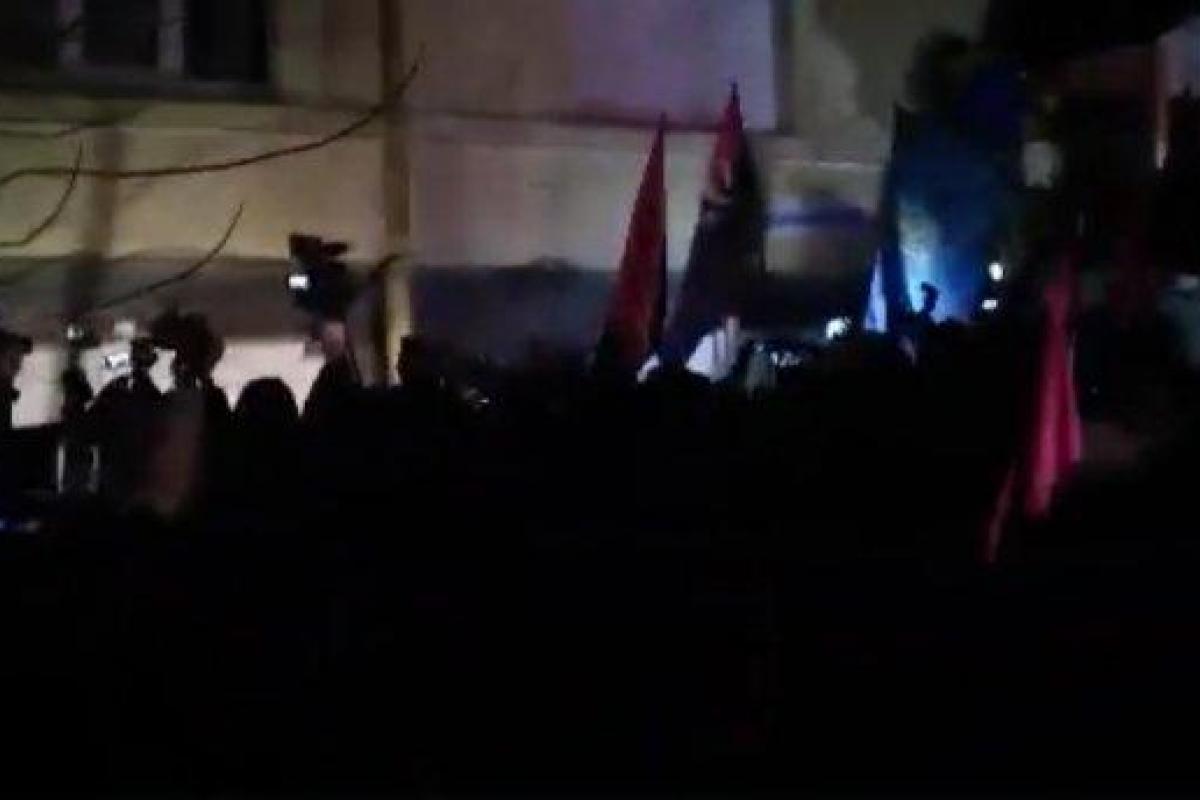 Праворадикалы начали громить офис Медведчука Праворадикалы начали громить офис Медведчука