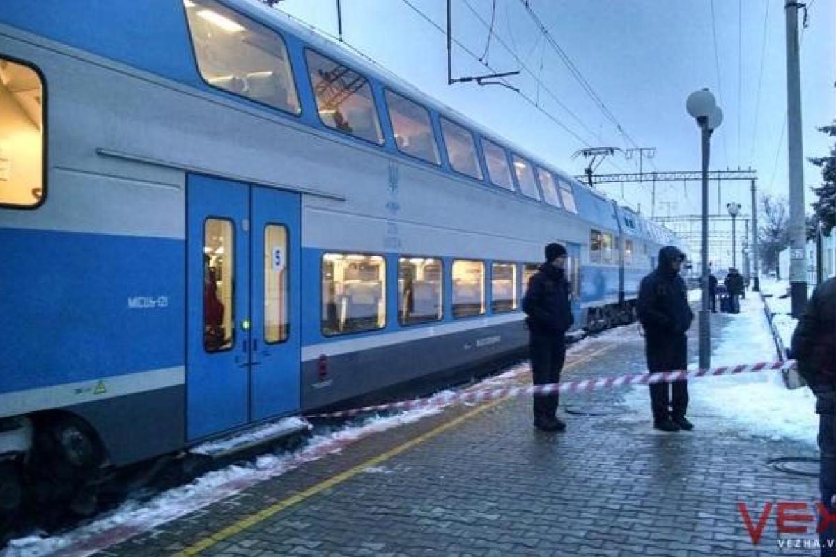 У вінницькому потязі знайшли тіло чоловіка з перерізаним горлом У вінницькому потязі знайшли тіло чоловіка з перерізаним горлом
