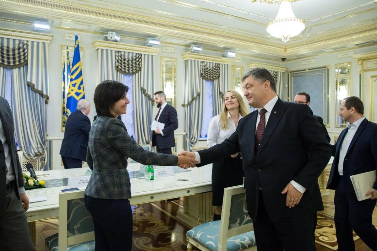 Порошенко поддержал украинских фрилансеров: подписан закон по устранению барьеров для экспорта услуг Порошенко поддержал украинских фрилансеров: подписан закон по устранению барьеров для экспорта услуг
