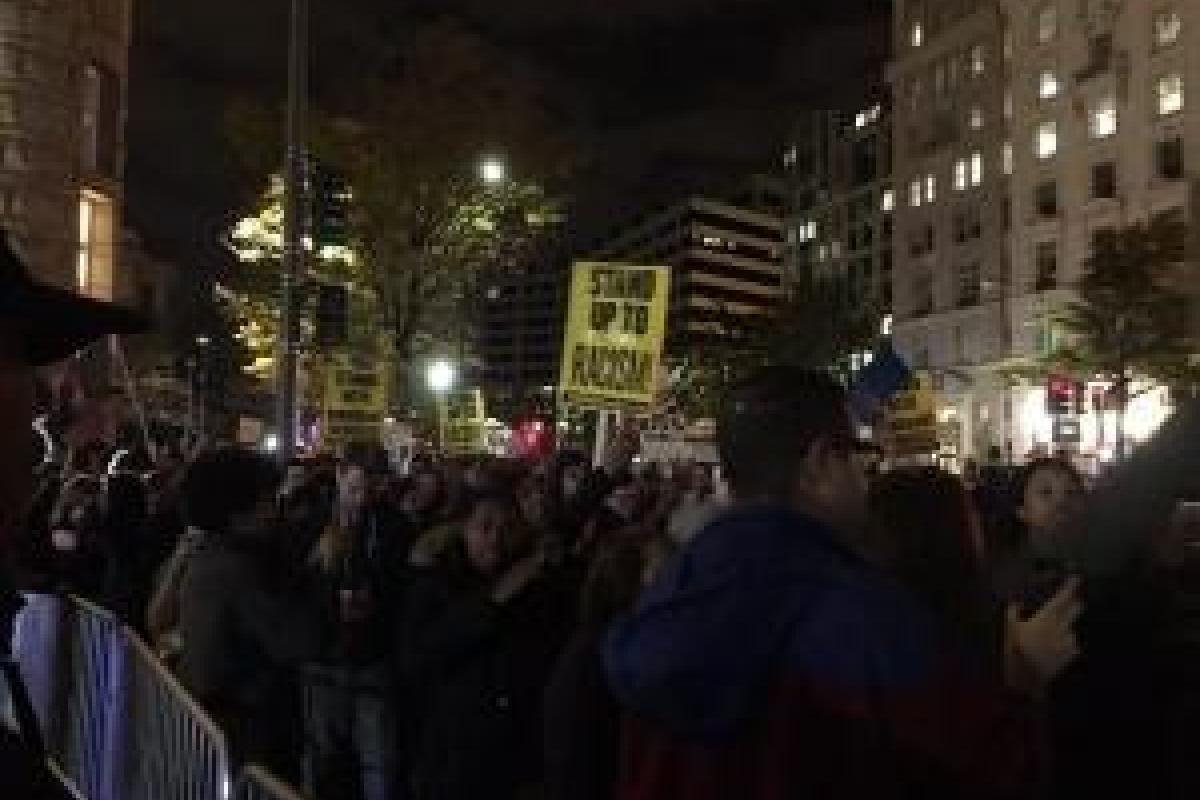 В США массовые потасовки и задержания: митингующие против Трампа устроили дебош у Белого дома В США массовые потасовки и задержания: митингующие против Трампа устроили дебош у Белого дома