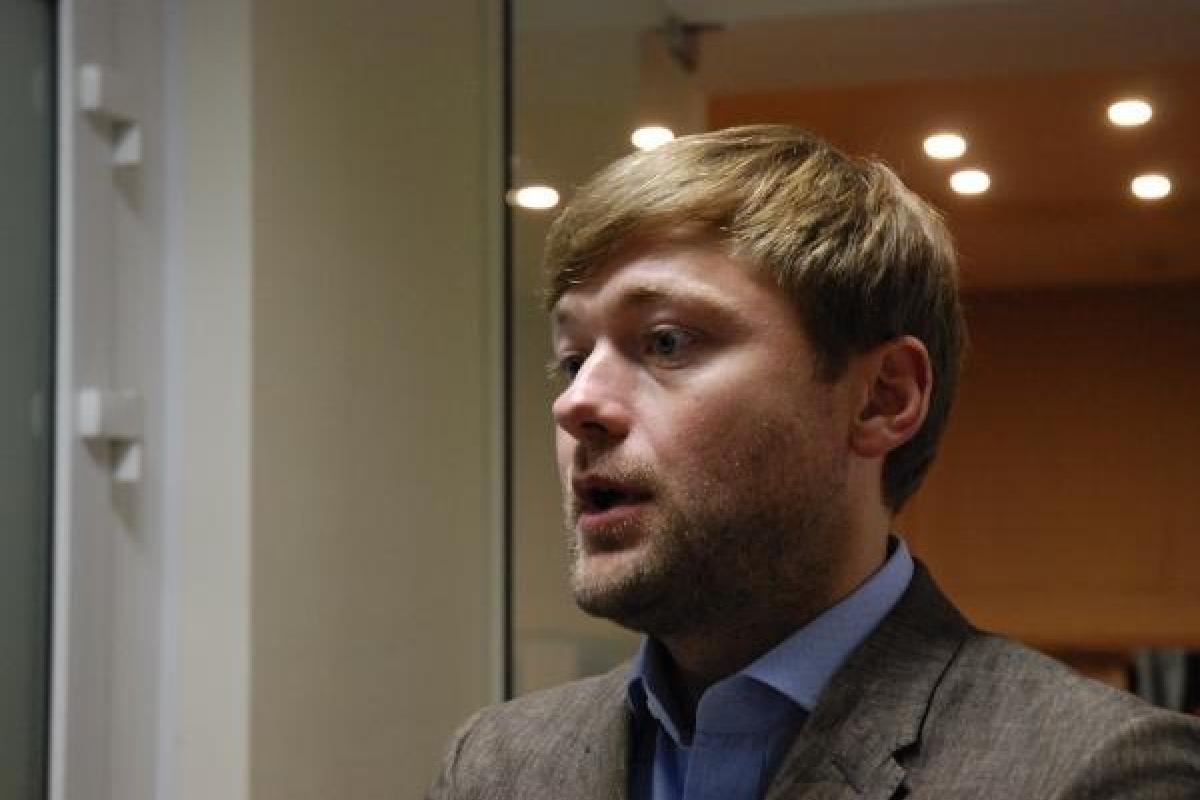 Появилось видео, как нардеп уснул на заседании Верховной Рады Появилось видео, как нардеп уснул на заседании Верховной Рады