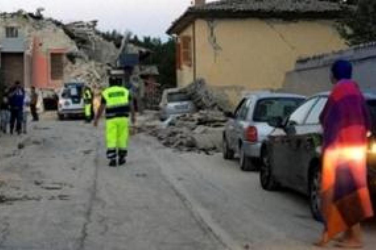 Новое землетрясение в Италии заставило людей в панике выбегать из домов Новое землетрясение в Италии заставило людей в панике выбегать из домов