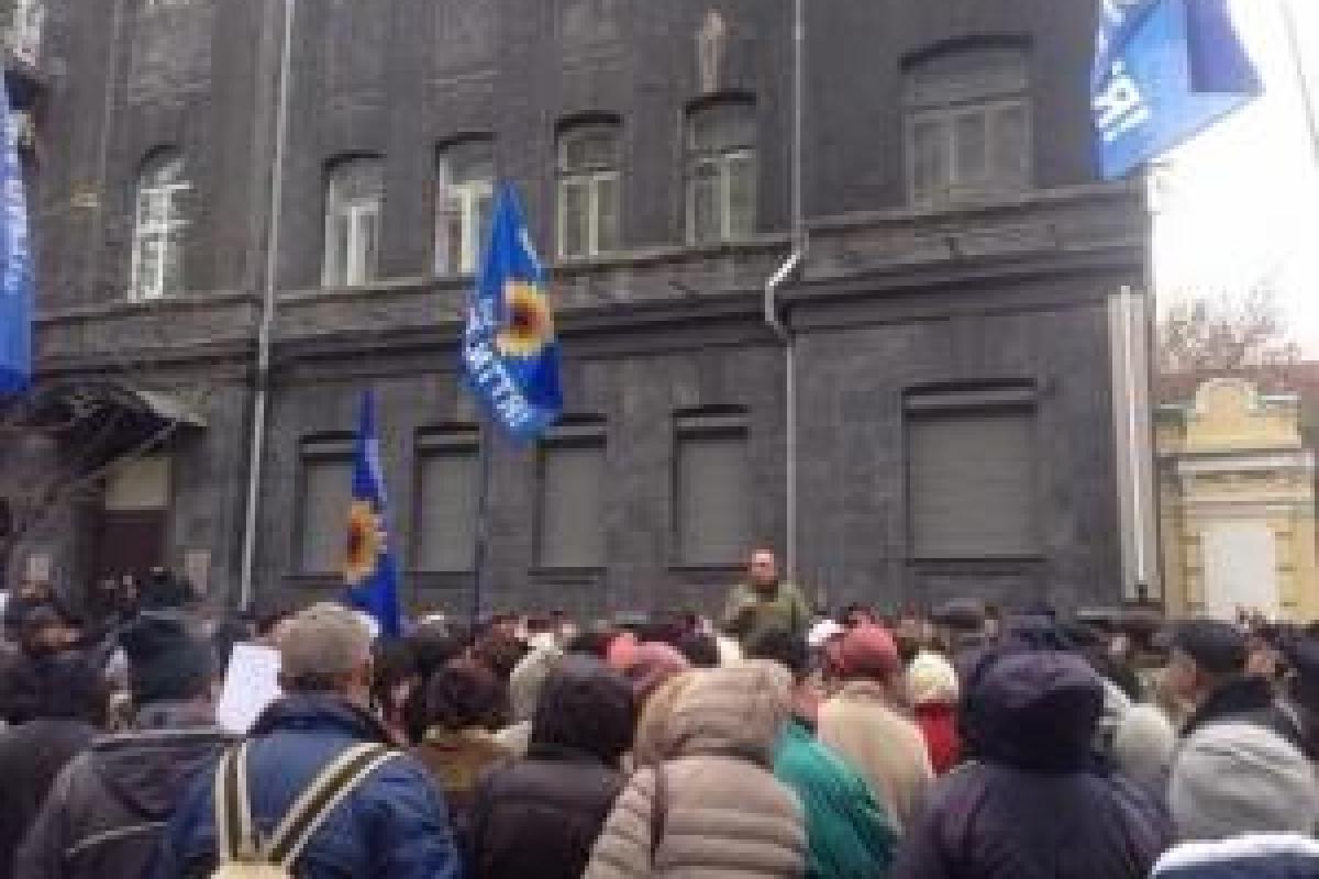 Митинги в Киеве завершились, люди расходятся Митинги в Киеве завершились, люди расходятся