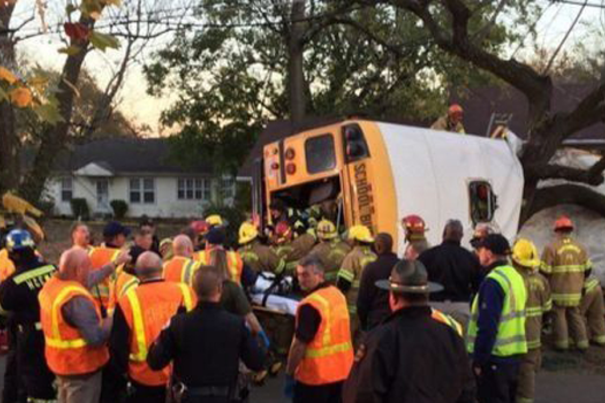 В США произошло страшное ДТП: на трассе разбился автобус с детьми, есть погибшие и раненые В США произошло страшное ДТП: на трассе разбился автобус с детьми, есть погибшие и раненые