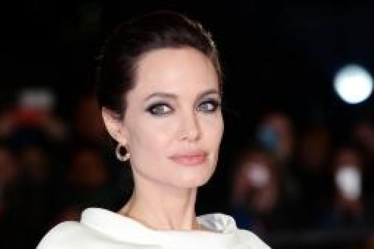 Друзья рассказали о зависимости Джоли, которая появилась у актрисы после скандального развода с Питтом