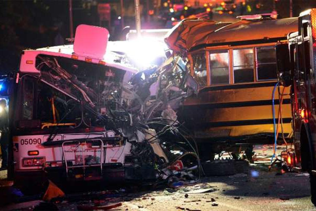 В Балтиморе школьный автобус попал в страшное ДТП, есть погибшие