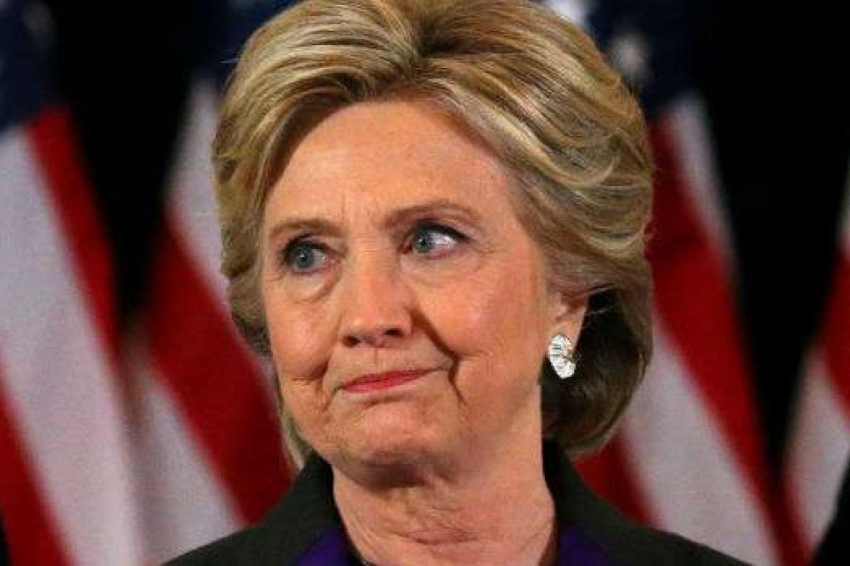 Клинтон впервые появилась на публике после поражения на выборах в США, появилось видео Клинтон впервые появилась на публике после поражения на выборах в США, появилось видео