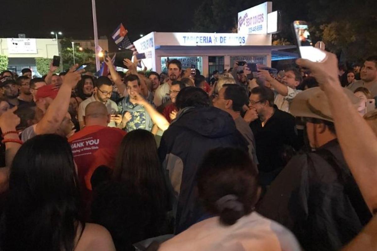 В США шумно празднуют кончину Фиделя Кастро В США шумно празднуют кончину Фиделя Кастро