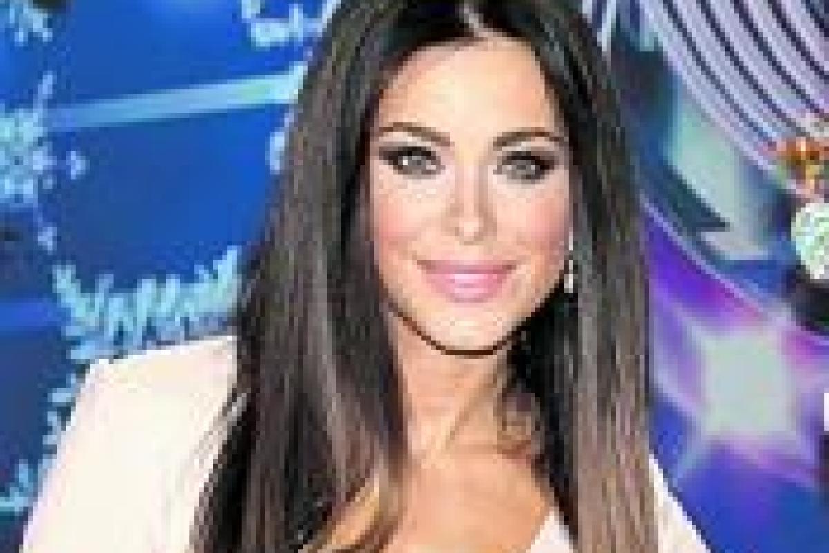 Ани Лорак выходит на сцену с телохранителями