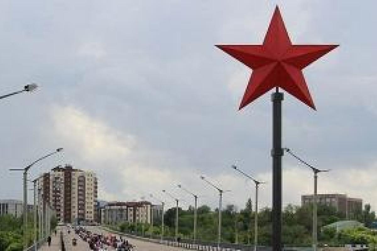 В оккупированном Луганске неизвестные взорвали памятник, установленный ко Дню Победы В оккупированном Луганске неизвестные взорвали памятник, установленный ко Дню Победы