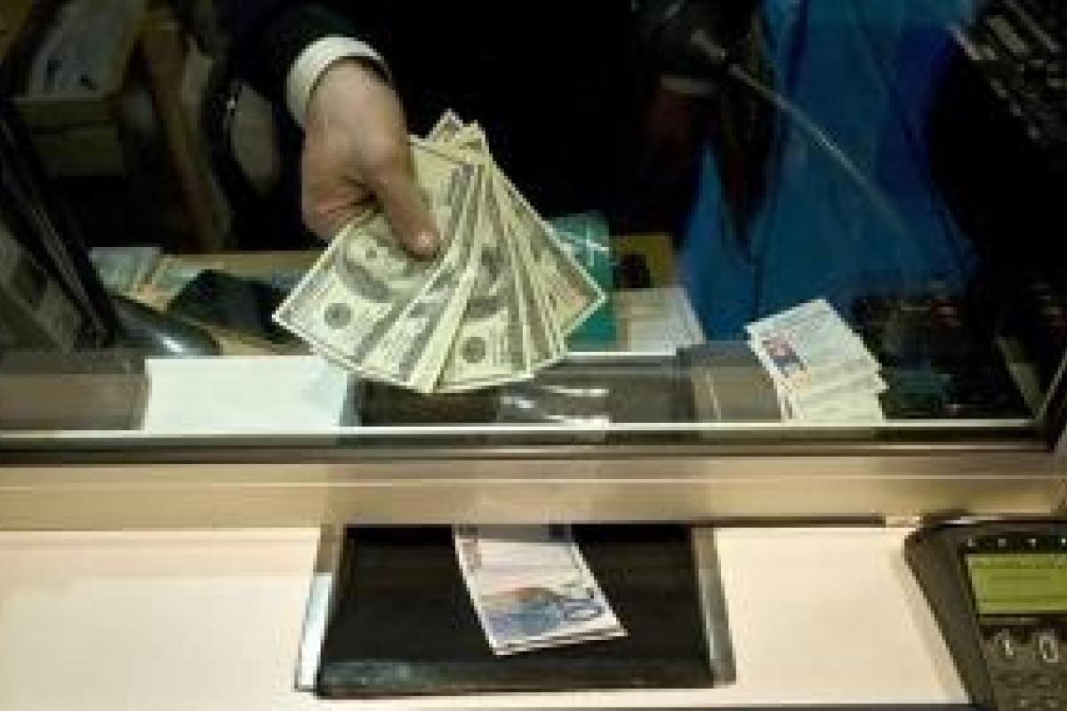 Россияне в ожидании обвала рубля бегут скупать доллары накануне зимы Россияне в ожидании обвала рубля бегут скупать доллары накануне зимы