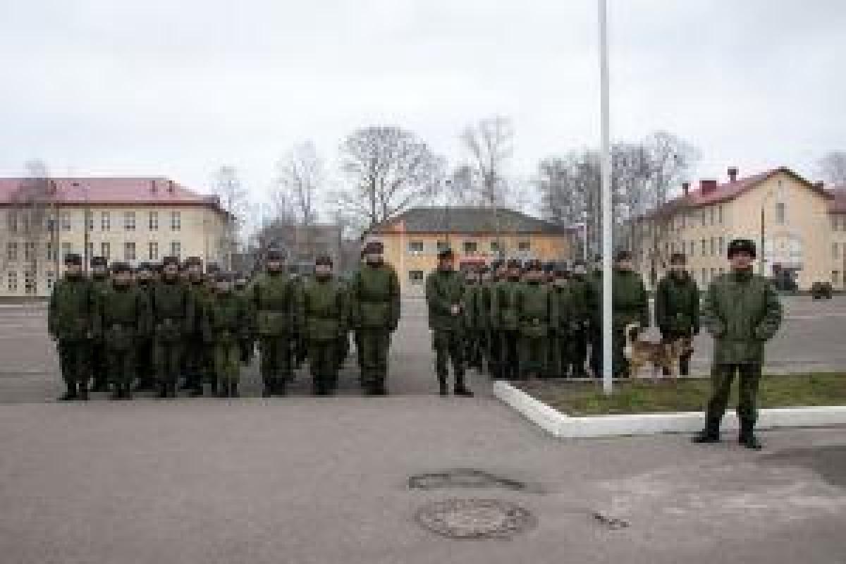 Российский контрактник заколол ножом офицера, пока весь отряд был на концерте Российский контрактник заколол ножом офицера, пока весь отряд был на концерте