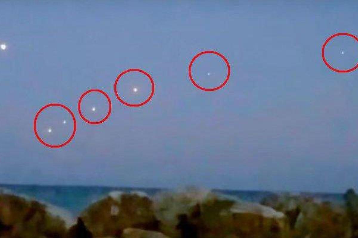 Над озером Мичиган сняли на видео "парад" НЛО Над озером Мичиган сняли на видео "парад" НЛО