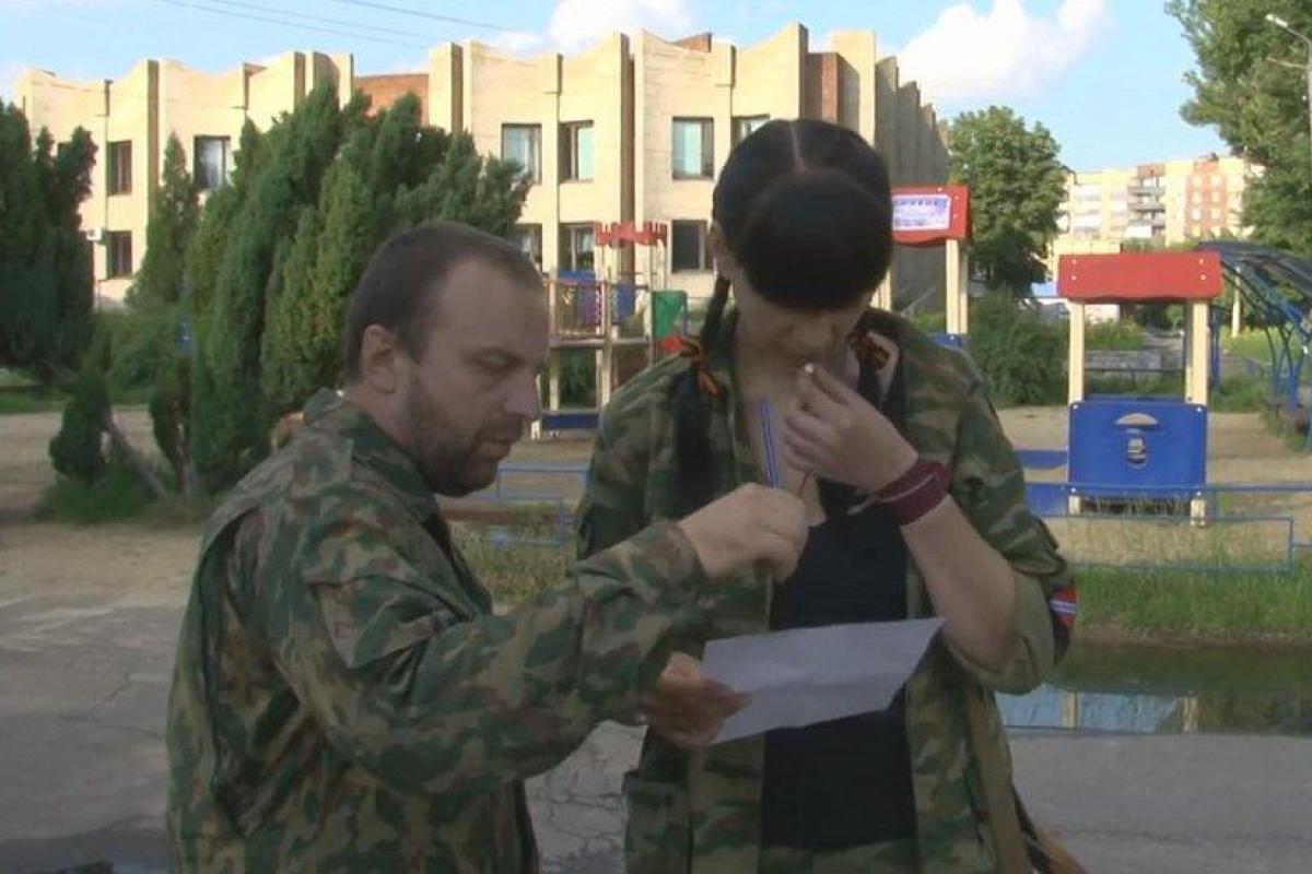 В сеть попало видео, где жена Моторолы репетирует рассказ о "преступлениях хунты" для российской пропаганды