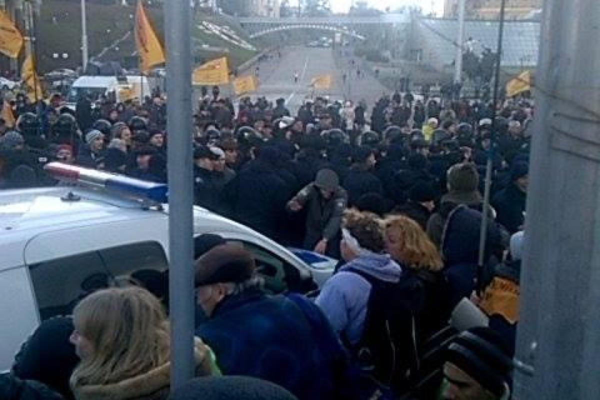 На Крещатике произошла стычка вкладчиков обанкротившихся банков с полицией, люди лежат на асфальте На Крещатике произошла стычка вкладчиков обанкротившихся банков с полицией, люди лежат на асфальте
