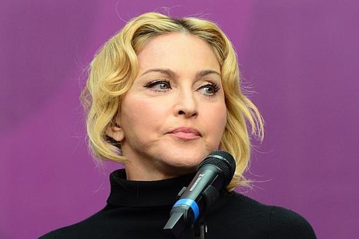 Мадонна шокировала фанатов новой выходкой: певица валялась на полу, раздвинув ноги