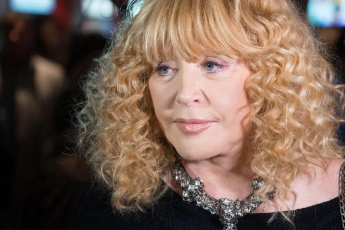 Возле особняка Пугачевой задержали подозрительную женщину в черном