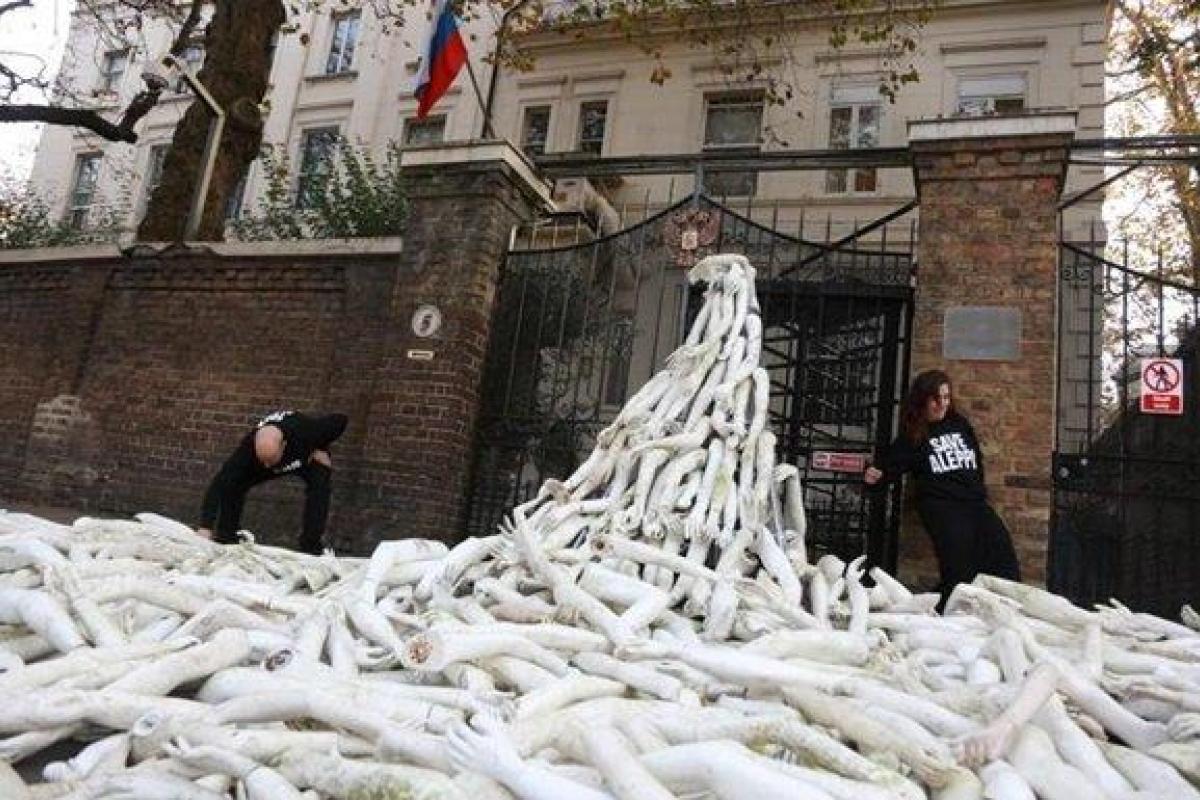 Британцы требуют остановить убийство мирных жителей Алеппо: под посольство РФ в Лондоне принесли сотни пластиковых рук Британцы требуют остановить убийство мирных жителей Алеппо: под посольство РФ в Лондоне принесли сотни пластиковых рук