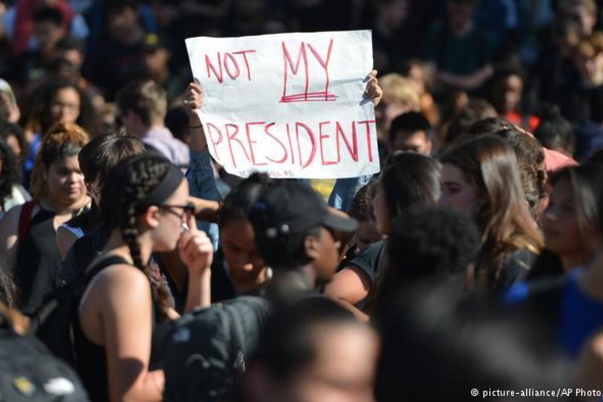 Беспорядки в Портленде после победы Трампа: полицейских угрожают жечь Беспорядки в Портленде после победы Трампа: полицейских угрожают жечь