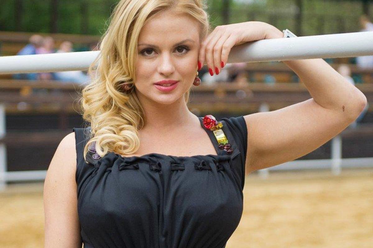 Анна Семенович взбудоражила фанатов откровенным снимком в ванной