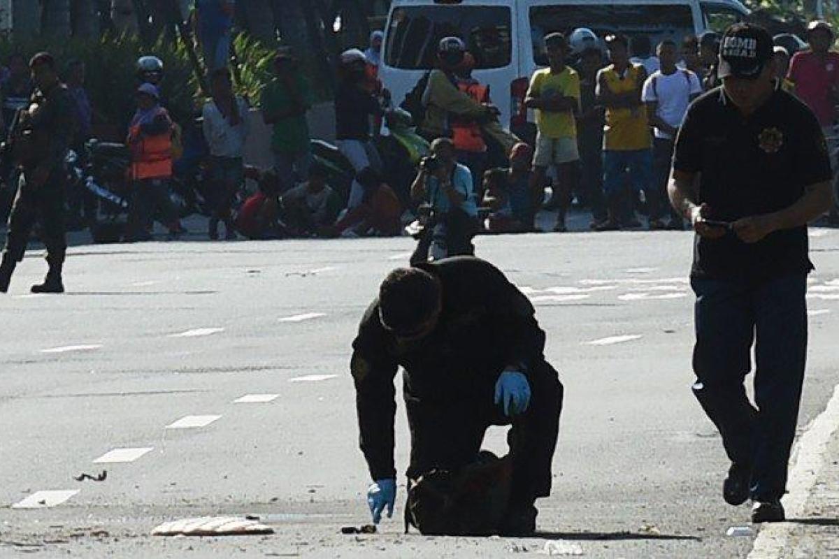 Перед кортежем президента Филиппин взорвалась бомба Перед кортежем президента Филиппин взорвалась бомба