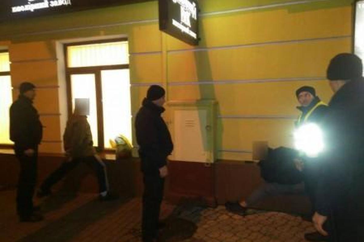 В центре Хмельницкого двое отморозков стреляли по прохожим В центре Хмельницкого двое отморозков стреляли по прохожим