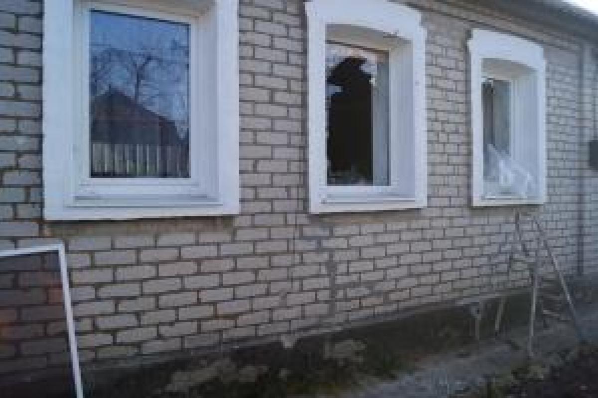 Появились жуткие кадры страшных разрушений после обстрелов Брянки боевиками "ЛНР" Появились жуткие кадры страшных разрушений после обстрелов Брянки боевиками "ЛНР"