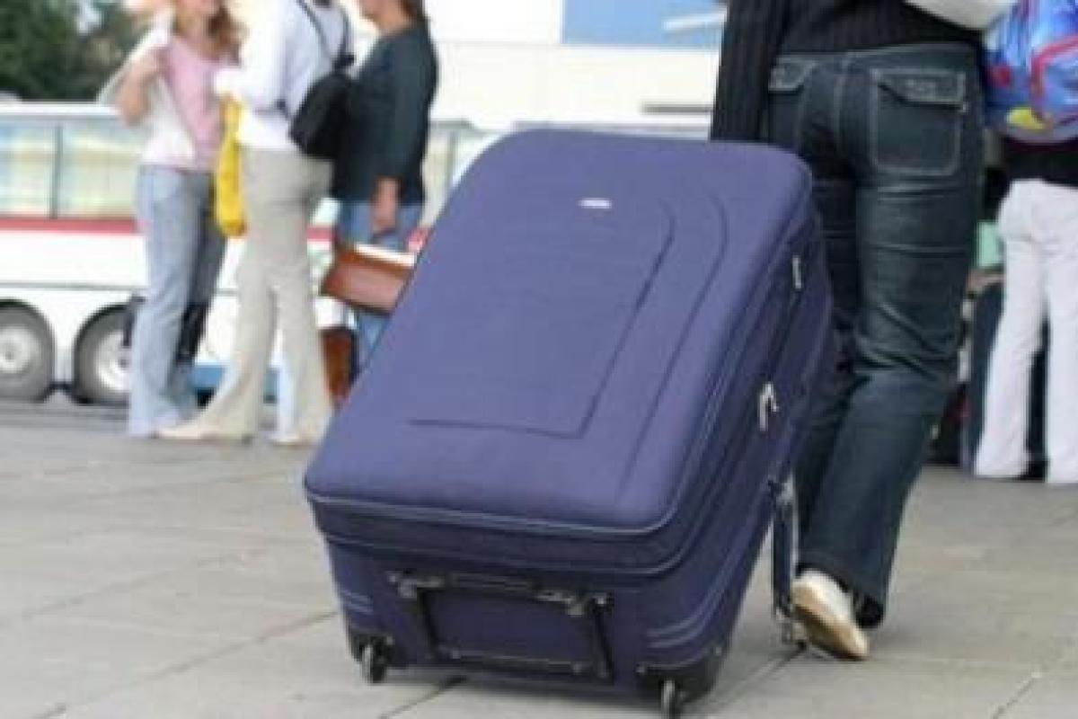 Чому українці масово виїжджають за кордон - опитування