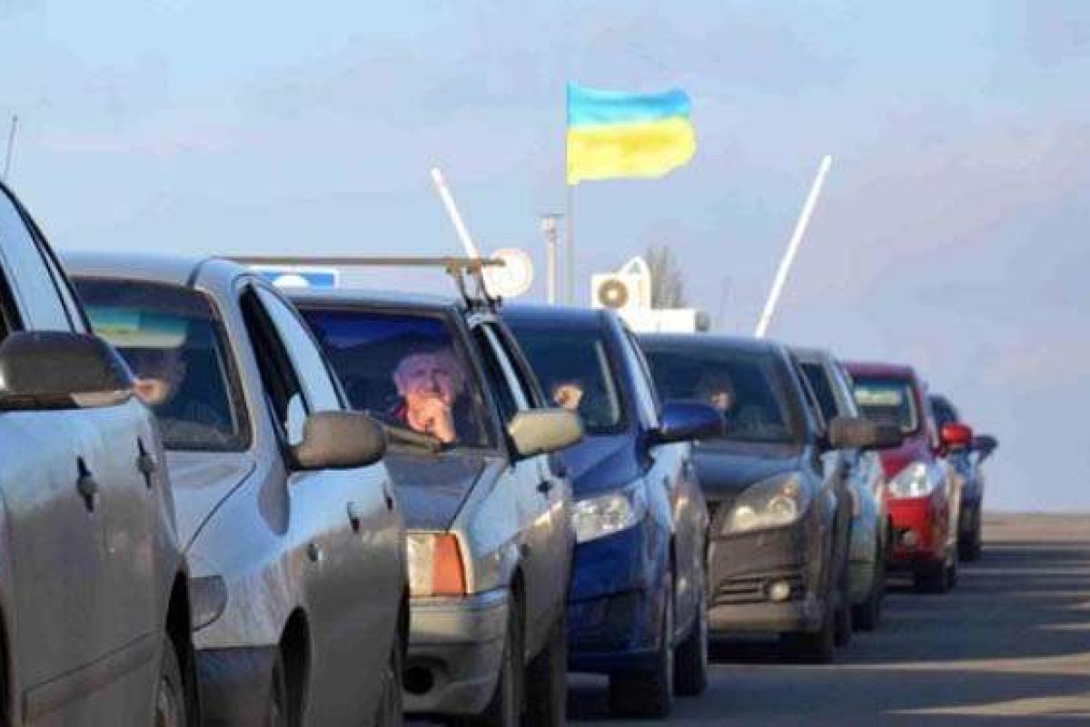 Мужчина пытался провезти через КПВВ "Гнутово" на Донбасс 2 миллиона гривен Мужчина пытался провезти через КПВВ "Гнутово" на Донбасс 2 миллиона гривен