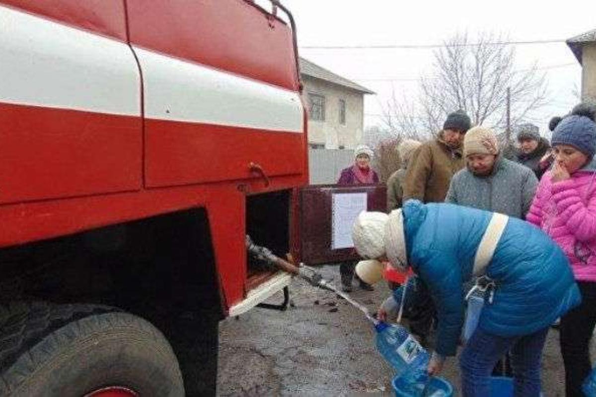 Оставшиеся без воды жители Торецка вынуждены сливать воду с батарей