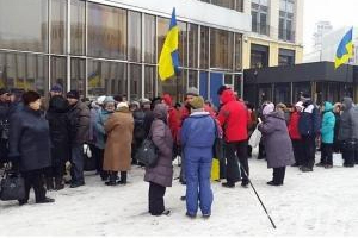 В Киеве тысячи протестующих огромной колонной идут по Грушевского, к центру экстренно прибыли усиленные наряды полицейских В Киеве тысячи протестующих огромной колонной идут по Грушевского, к центру экстренно прибыли усиленные наряды полицейских