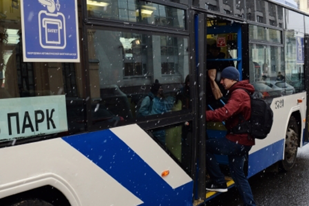 Сеть развеселило видео с танцующим киевским кондуктором