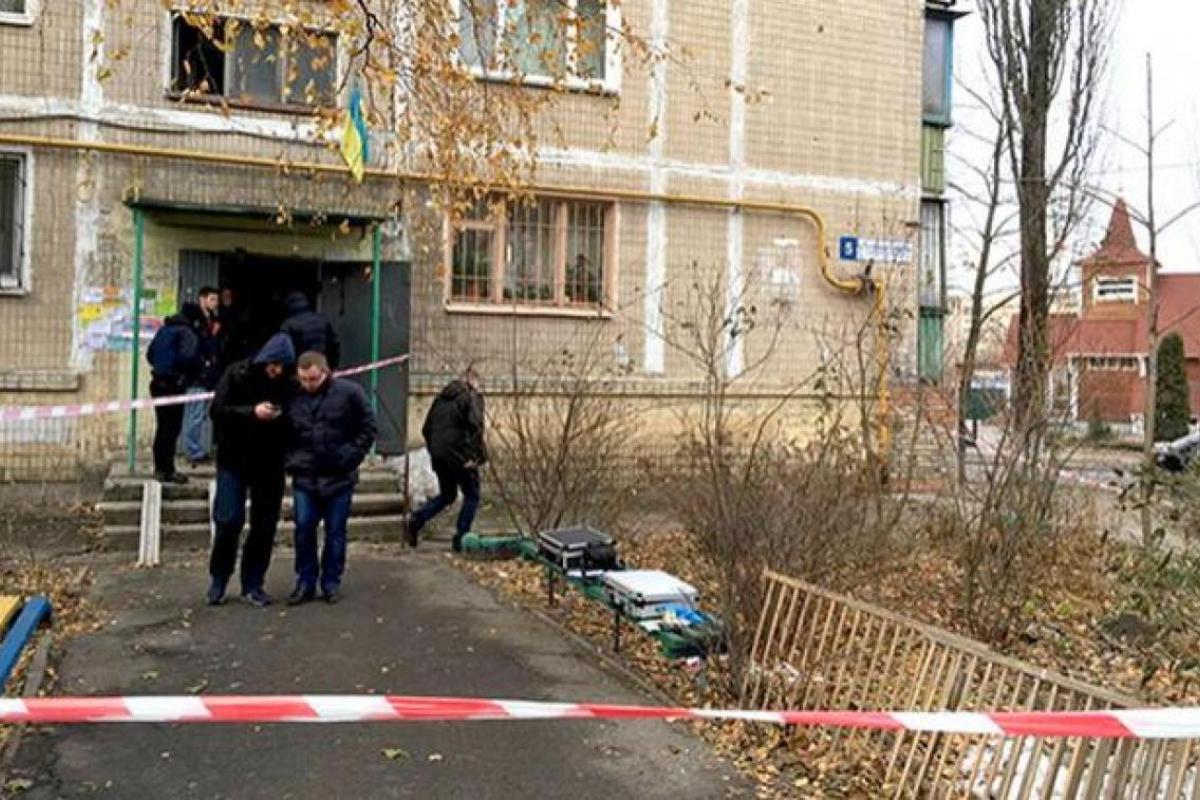 В Киеве дворник нашел труп в мусорном баке