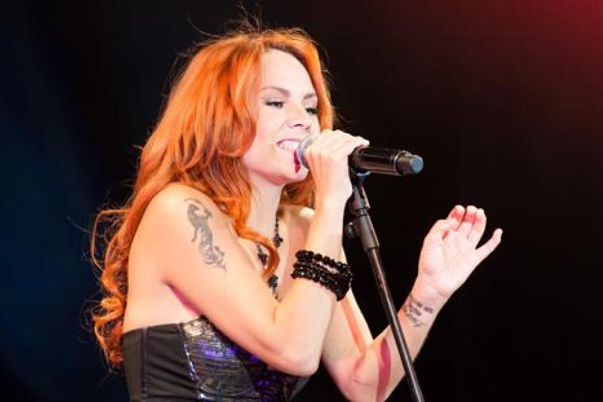 Певица МакSим снялась с повзрослевшей дочерью в новогодней фотоссесии