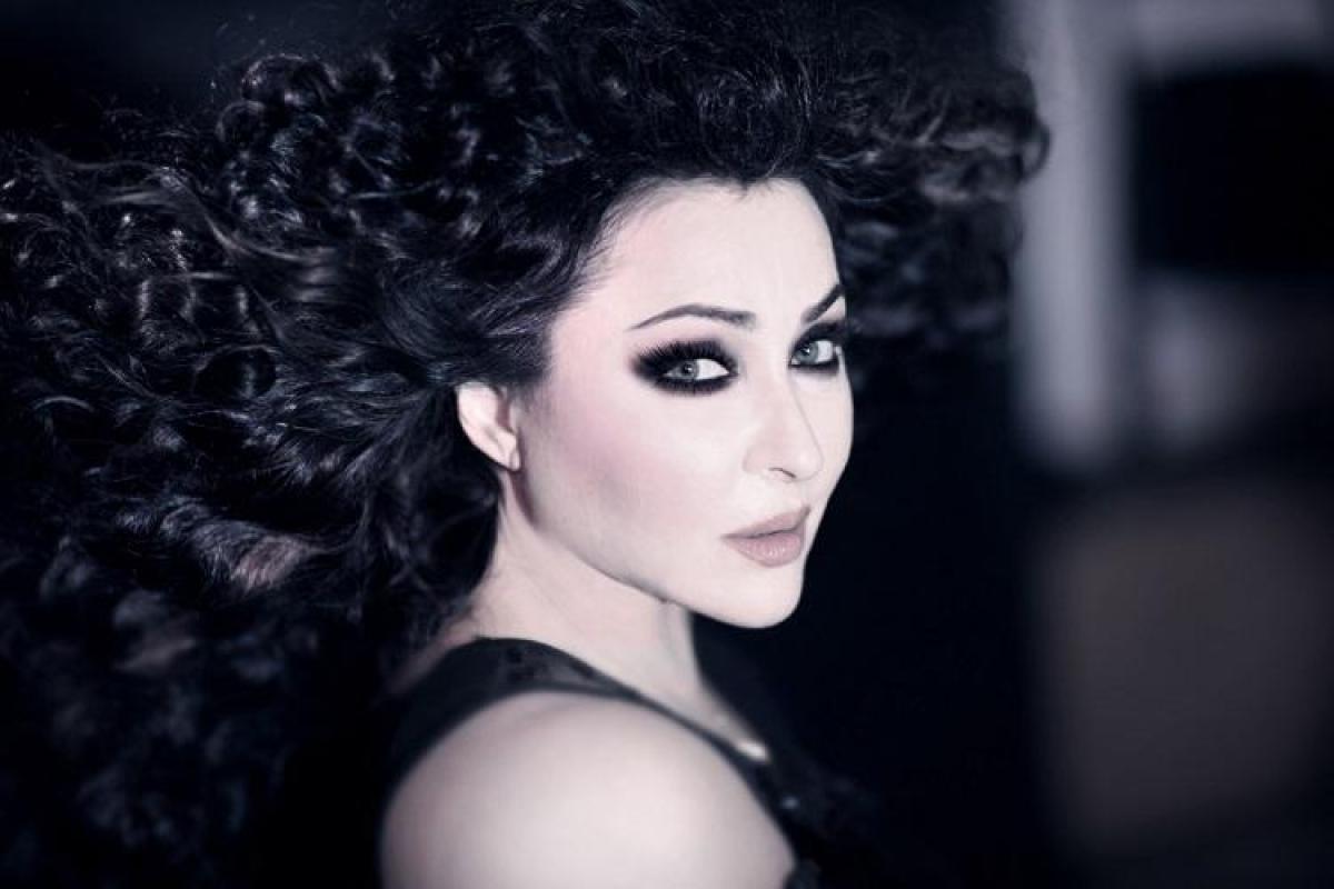 Певица Лолита оконфузилась на сцене, показав публике нижнее белье