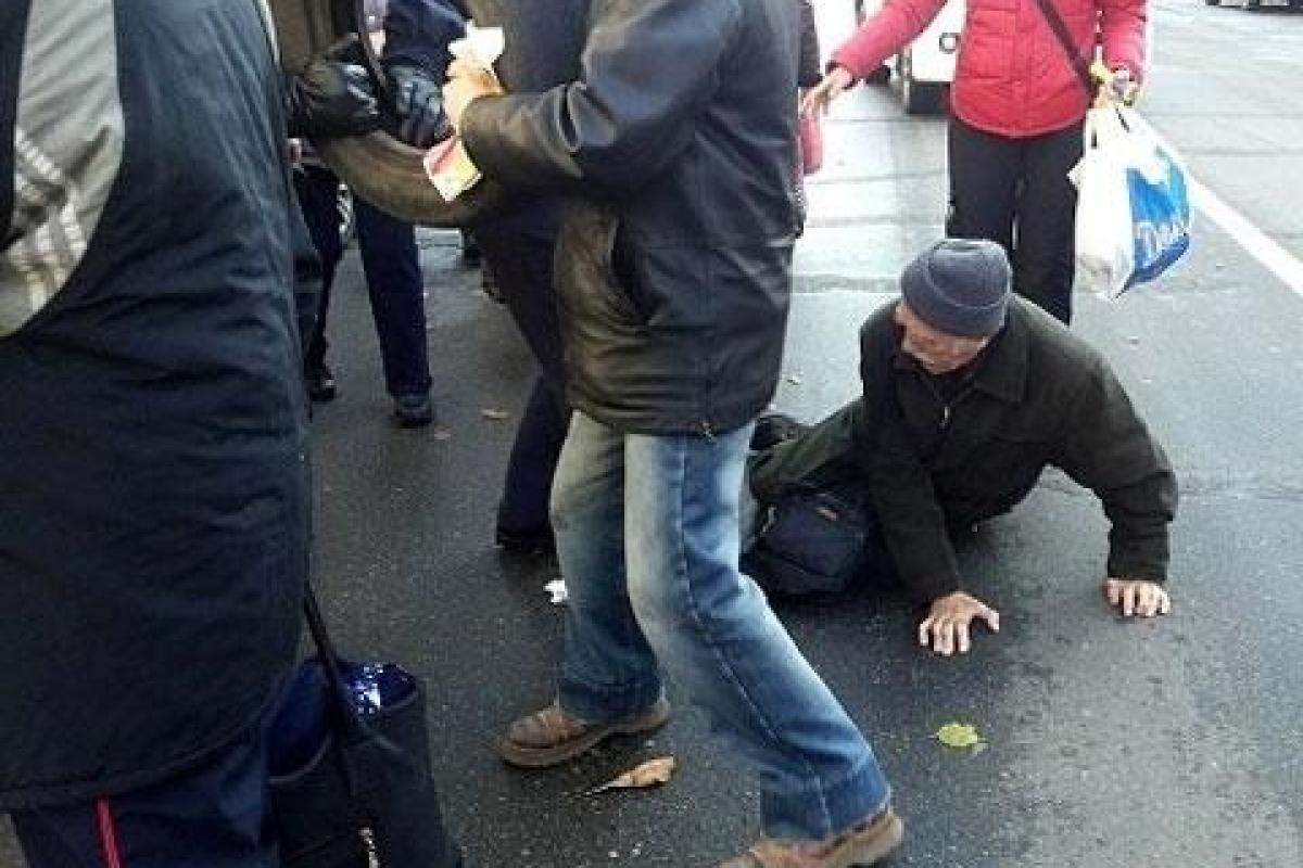 На Хрещатику мітингувальник кинув палаючий фаєр у поліцейського На Хрещатику мітингувальник кинув палаючий фаєр у поліцейського