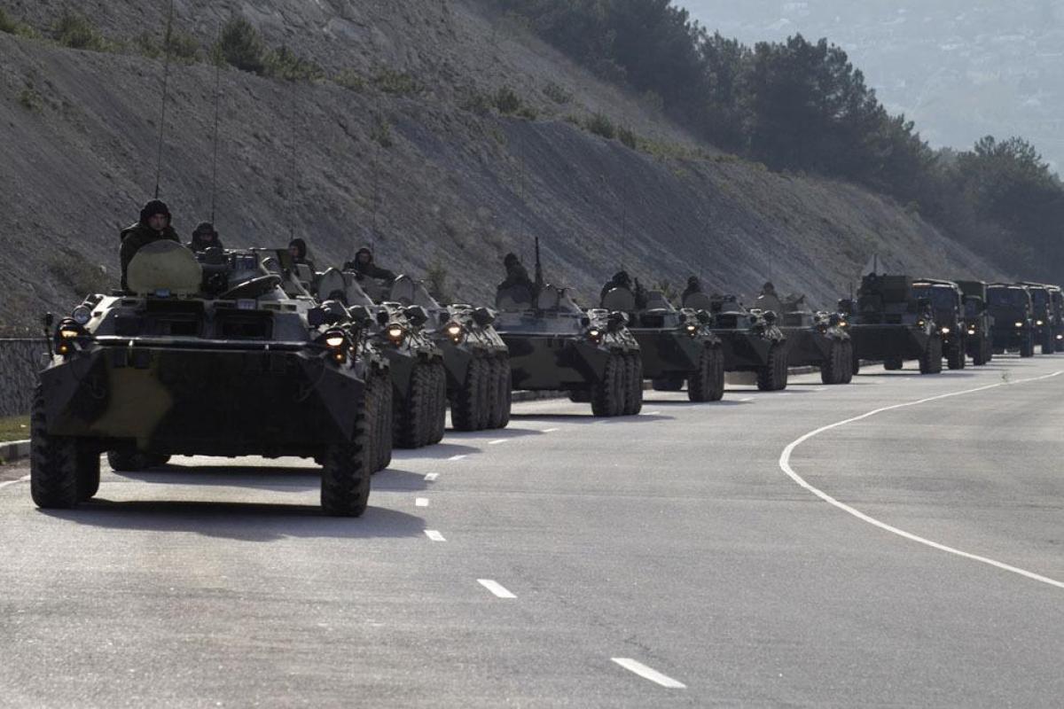 В Крыму жители Симферополя в панике из-за передвижения тяжелой техники по улицам города