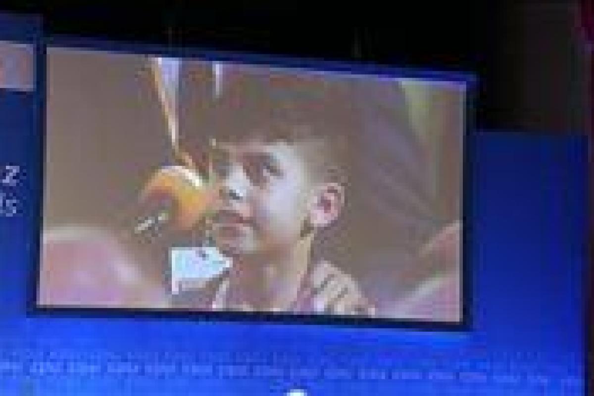 Маленький афганец расплакался на встрече с Ангелой Меркель Маленький афганец расплакался на встрече с Ангелой Меркель